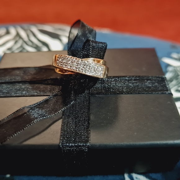 9ct Yellow Gold and Diamond Ring - Picture 2 of 2